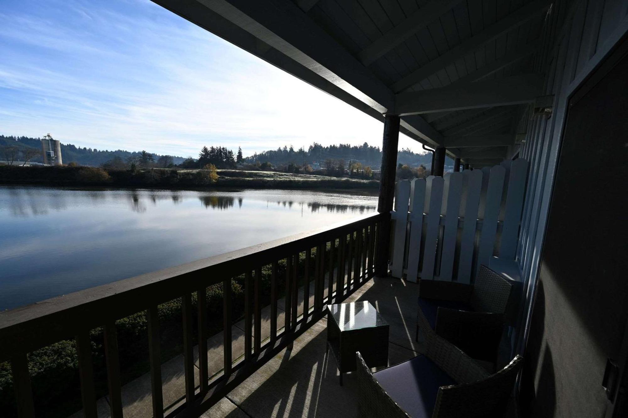 Edgewater Inn And Suites, Ascend Hotel Collection Coos Bay Exteriör bild