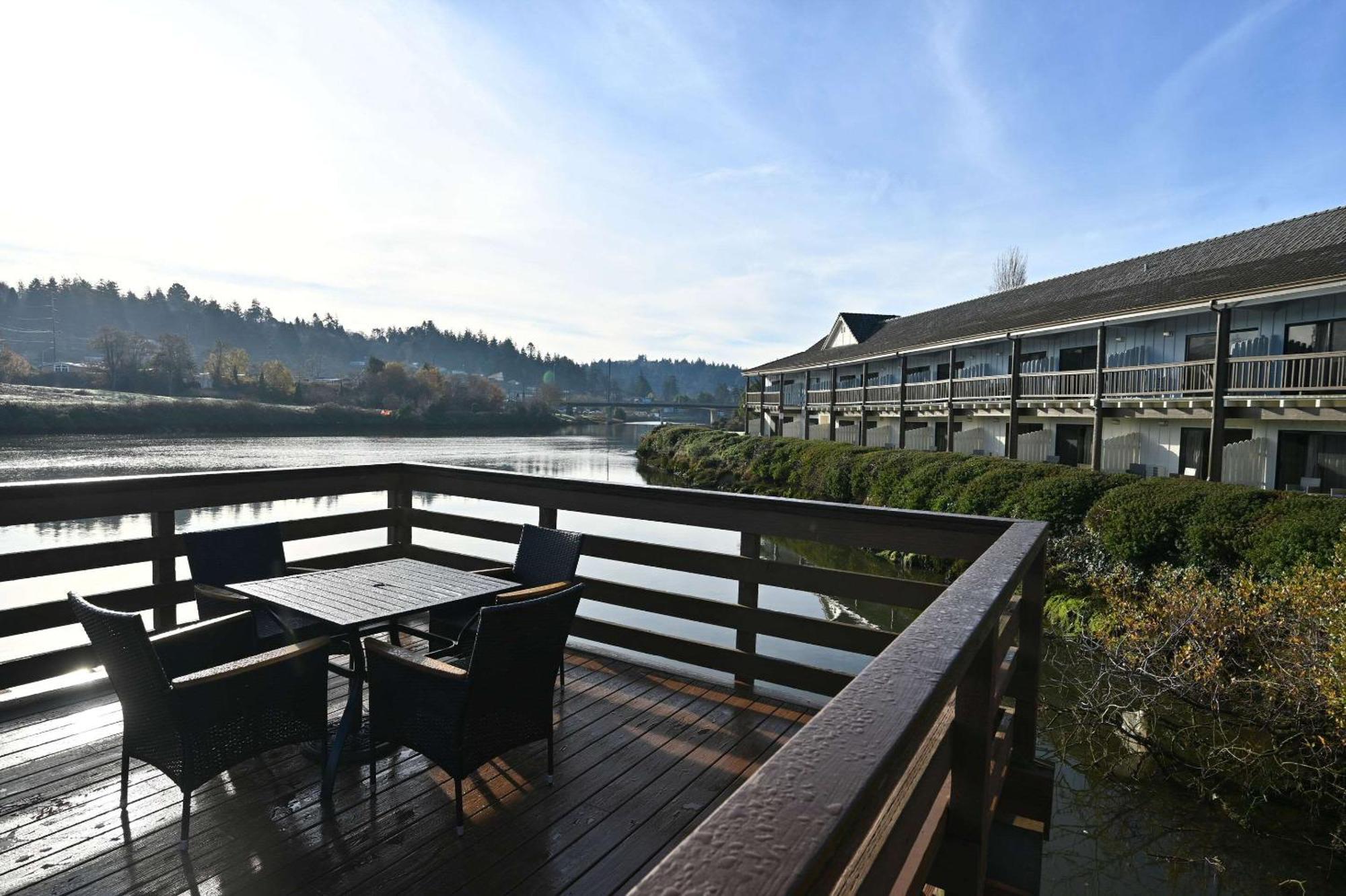 Edgewater Inn And Suites, Ascend Hotel Collection Coos Bay Exteriör bild