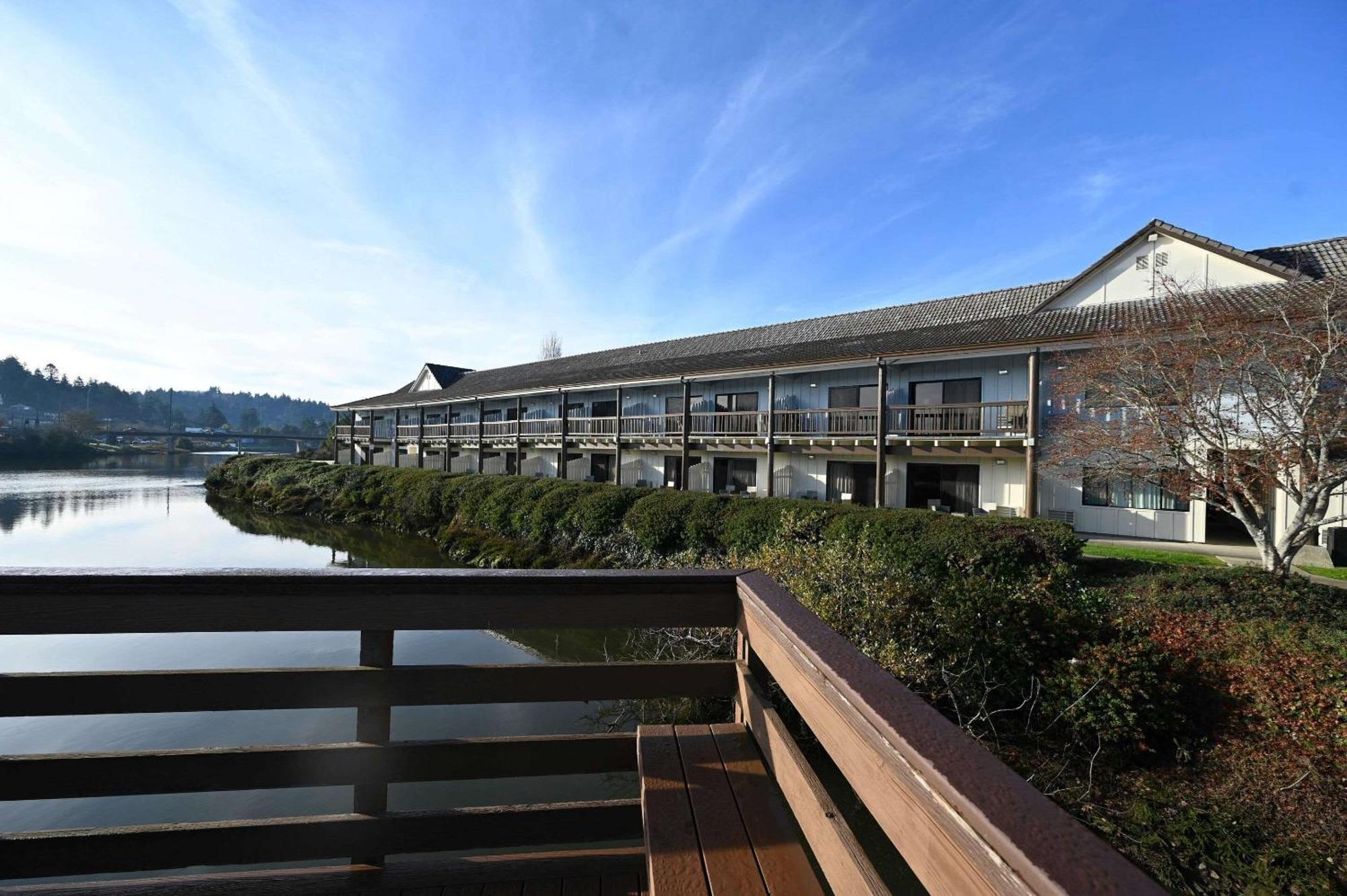 Edgewater Inn And Suites, Ascend Hotel Collection Coos Bay Exteriör bild