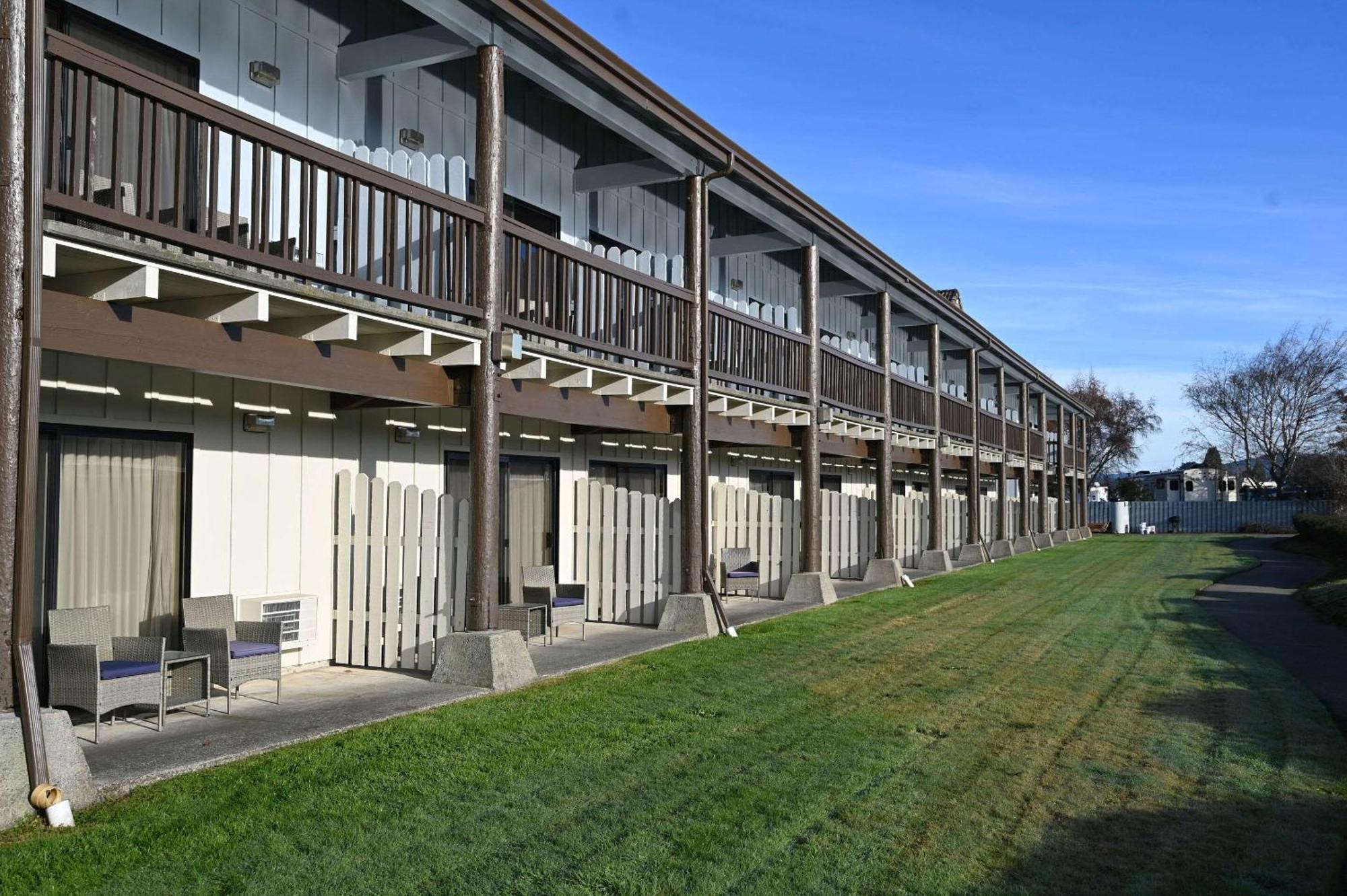 Edgewater Inn And Suites, Ascend Hotel Collection Coos Bay Exteriör bild