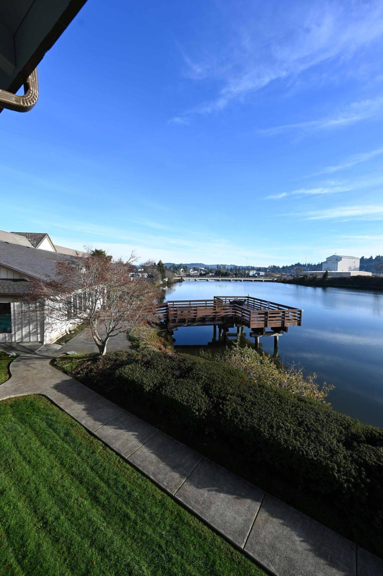 Edgewater Inn And Suites, Ascend Hotel Collection Coos Bay Exteriör bild